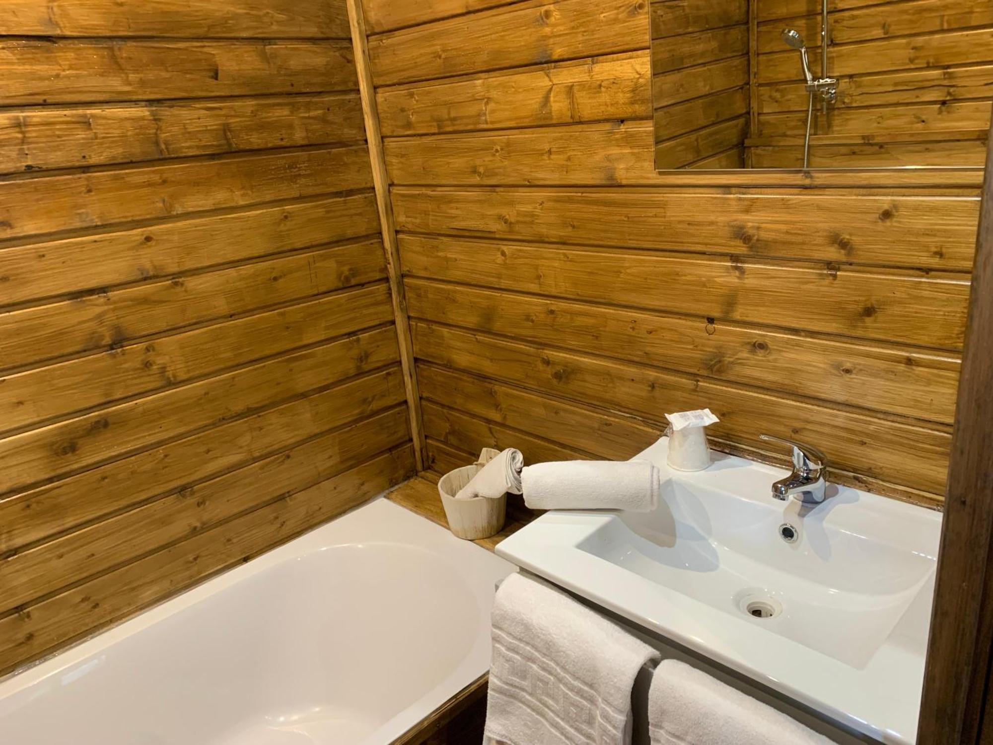 Gites Les Chalets Vezzani Spa Bagian luar foto